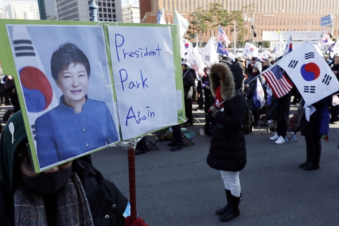 지난해 12월 서울 용산구 서울역 앞에서 열린 태극기 집회에서 박근혜 전 대통령 지지자들이 박 전 대통령 석방을 촉구했다.(사진/뉴시스)