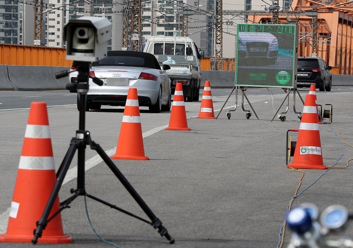 18일 오후 서울 동호대교 남단에서 한국환경공단이 원격 측정기를 활용해 휘발유와 LPG 차량의 배출가스를 단속하고 있다.(사진/뉴시스)