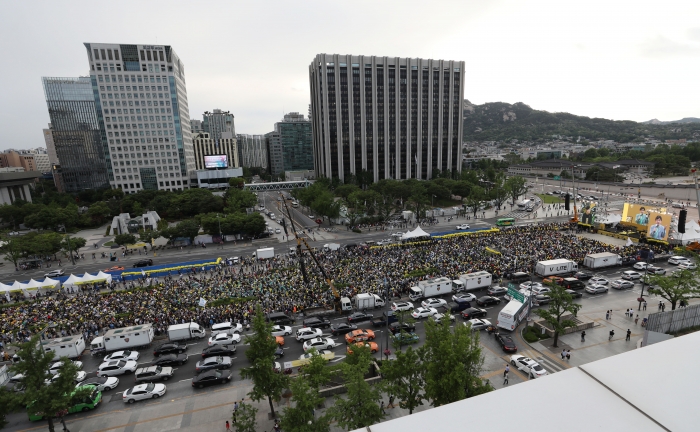 18일 오후 서울 광화문광장에서 열린 고 노무현 대통령 서거 10주기 시민문화제에서 유시민 노무현재단 이사장과 양정철 민주연구원장이 토크콘서트를 하고 있다.