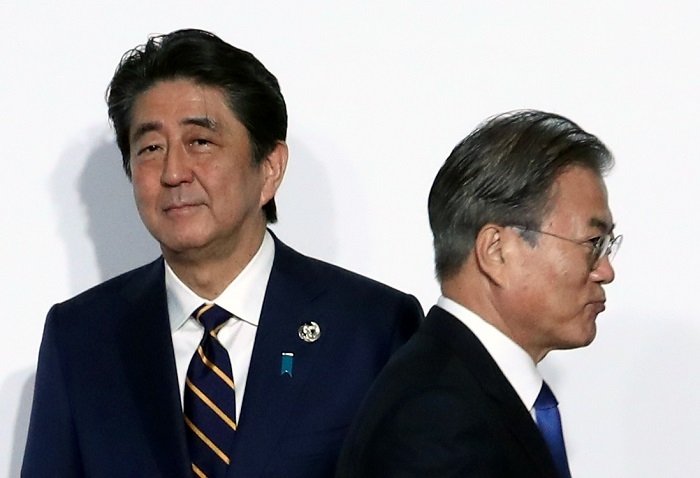 일본 경제산업성은 반도체 관련 소재에 대한 한국 수출 규제를 강화한다고 밝혔다. 이는 지난해 우리 법원의 일본 강제징용 배상판결에 대한 보복으로 풀이되고 있다. 사진은 지난달 28일 인텍스 오사카에서 열린 G20 정상회의 공식환영식에서 문재인 대통령과 일본 아베 신조 총리. (사진/뉴시스)