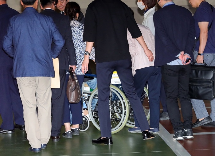 어깨 통증을 호소한 박근혜 전 대통령이 16일 오전 입원을 위해 서울 서초구 서울성모병원에 도착, 휠체어로 이동하고 있다. (사진/뉴시스)