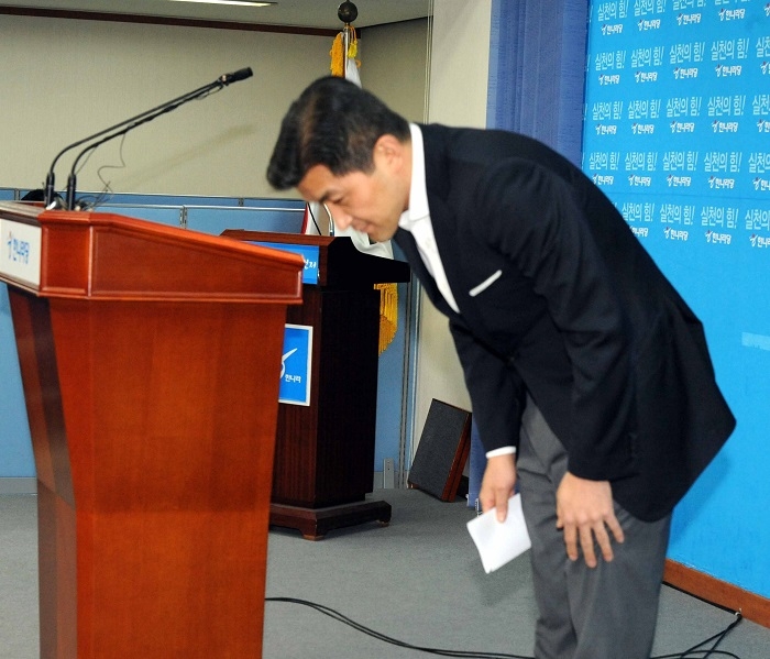 홍정욱 전 헤럴드 회장은 자신의 딸 홍모양의 마약 밀반입 혐의와 관련, SNS를 통해 공개사과 했다. 사진은 19대 총선 불출마 선언 당시 홍 전 회장. (사진/뉴시스)