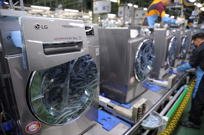 지난 2016년 4월부터 2018년 3월말까지 LG전자가 판매한 트롬 히트펌프식 건조기는 모두 145만대다. (사진/뉴시스)
