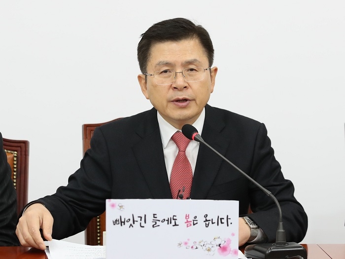 황교안 자유한국당 대표가 10일 서울 여의도 국회에서 열린 최고위원회의에서 발언을 하고 있다. (사진/뉴시스)