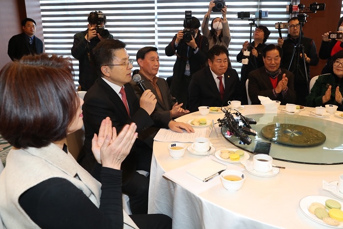 황교안 자유한국당 대표가 10일 서울 종로구 중국음식점에서 열린 종로 당원 간담회에서 발언하고 있다. (사진/뉴시스)