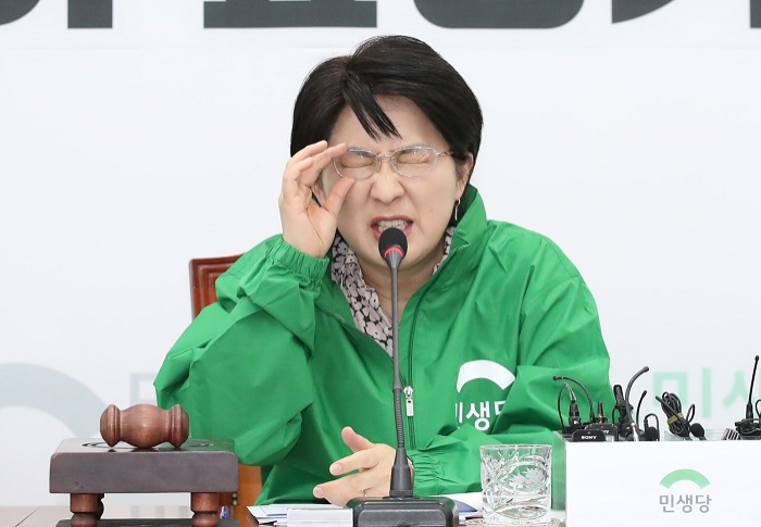 박주현 민생당 공동대표가 18일 서울 여의도 국회에서 열린 최고위원회의에서 안경을 고쳐쓰고 있다. (사진/뉴시스)