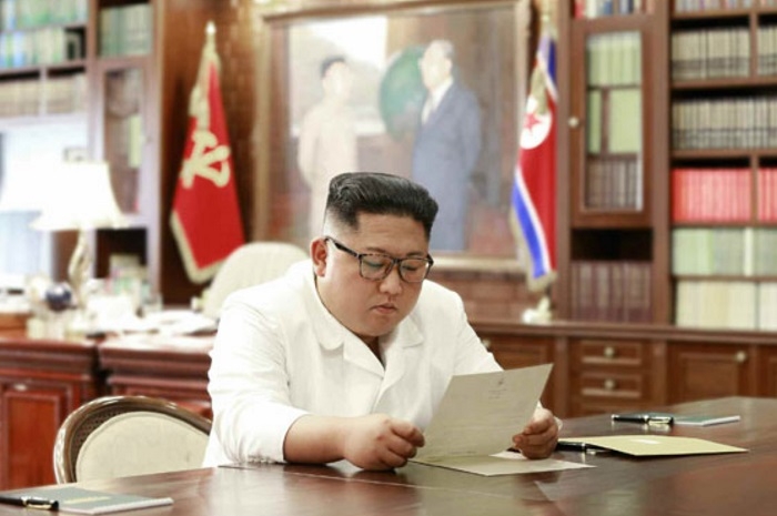 지난해 6월 도널드 트럼프 미국대통령이 보낸 친서를 읽고 있는 김정은 국무위원장의 모습.(사진/노동신문)