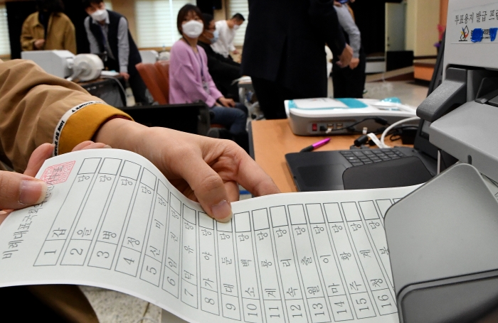 지난 19일 광주시 선거관리위원회 직원들과 북구 공무원들이 4·15 총선 제21대 국회의원 선거 사전투표 모의 시험을 벌였다.(사진/뉴시스)