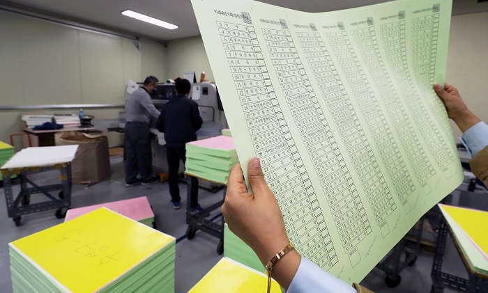 중앙선거관리위원회 관계자가 31일 4.15 총선 비례대표 투표용지를 검수하고 있다.(사진/뉴시스)