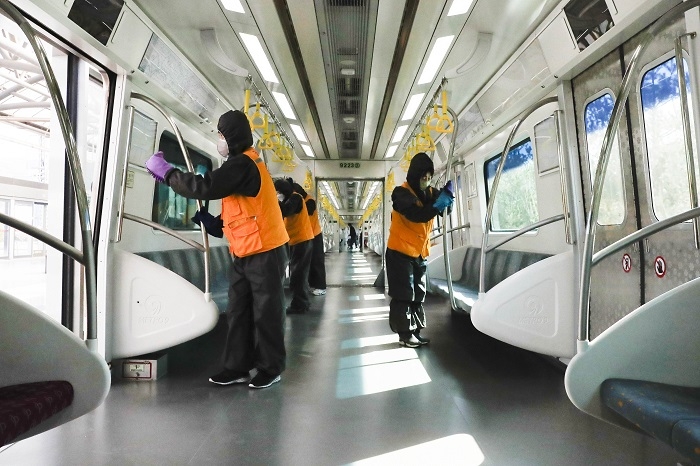 ▲ 서울시가 1일부터 지하철 열차 운행 시간을 자정으로 한시간 단축한다. 해당 노선은 서울 지하철 1~9호선과 우이신설역이며, 서울시는 "코로나19의 장기화로 인한 안전과 방역체계 확보를 위한 조치"라고 설명했다. 사진은 지하철 열차 안을 방역하는 모습. (사진/뉴시스)