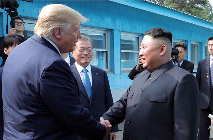 지난해 북한 김정은 국무위원장과 미국 도널드 트럼프 미국 대통령의 판문점 회동 성사로 한반도 비핵화 협상의 모멘텀이 확보됐다.(사진/노동신문 갈무리)