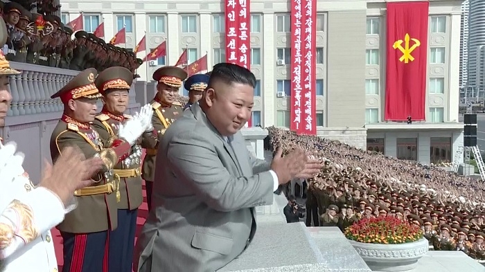 북한 조선중앙TV는 김정은 북한 국무위원장이 11일 조선노동당 창건 75주년 경축 열병식 참가자들과의 기념사진을 촬영했다고 12일 보도했다.(사진/뉴시스)