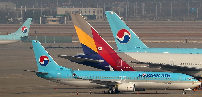 대한항공이 아시아나항공 인수에 나선 16일 오후 인천국제공항 전망대에서 바라본 계류장에 대한항공과 아시아나항공 여객기가 보이고 있다.(사진/뉴시스)