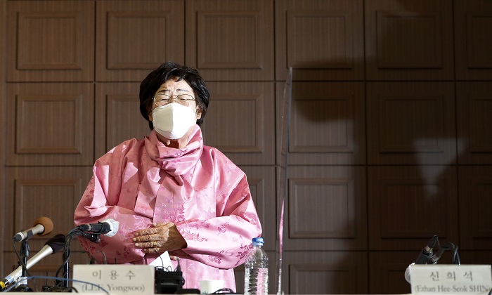 일본군 위안부 피해자 이용수 할머니가 16일 오전 서울 중구 프레스센터에서 열린 일본군 '위안부' 문제 유엔 국제사법재판소(ICJ) 회부 촉구 기자회견에서 눈물로 호소했다.(사진/뉴시스)