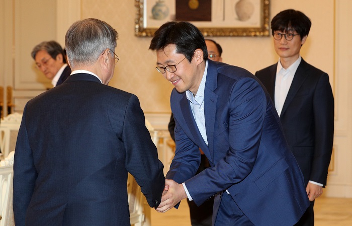 지난 2019년 청와대에서 열린 '혁신벤처기업인 간담회'에서 문재인 대통령과 김범석 쿠팡 의장이 만났다.(사진/뉴시스)