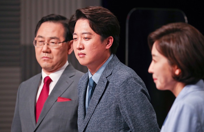 (왼쪽부터) 주호영, 이준석, 나경원 국민의힘 당대표 후보가 31일 오후 서울 상암 MBC스튜디오에서 열린 100분토론에 참석했다. (사진/뉴시스)