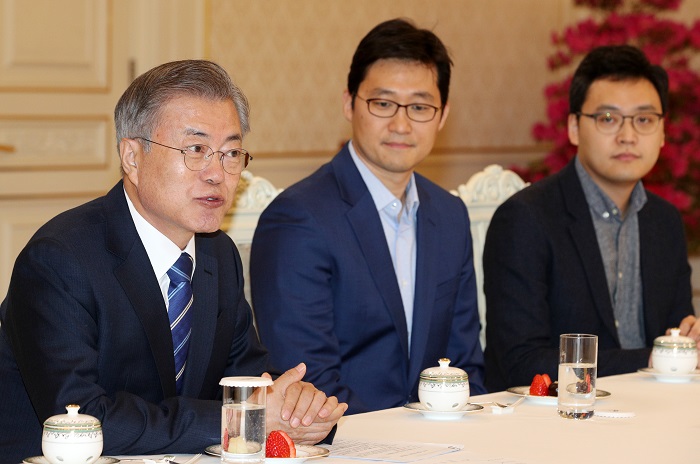 김 의장이 한국 쿠팡 법인의 모든 공식 직함을 내려놓아 그 이유에 대한 궁금증이 커졌다. 사진은 지난 2019년 청와대 인왕실에서 혁신벤처기업인 간담회에 참석한 당시 김범석 쿠팡 대표이사 모습. (사진/뉴시스)