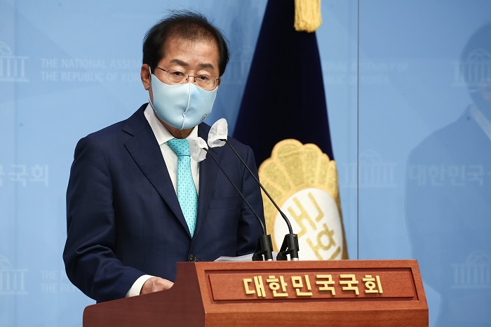 1년 3개월만에 국민의힘 복당이 결정된 홍준표 의원이 24일 서울 여의도 국회 소통관에서 복당 기자회견을 열었다. (사진/뉴시스)
