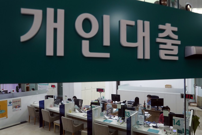 지난 24일 한국은행은 2/4분기 가계신용(가계대출과 카드사용액) 동향 발표에서 가계부채가 총 1805조9000억원이라고 밝혔다. 사진은 하나은행 본점. (사진/뉴시스)