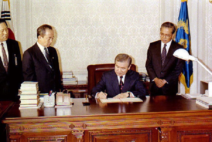 사진은 1991년 노태우 대통령이 UN헌장 의무수락 선언서에 서명을 하는 모습. (사진/뉴시스)