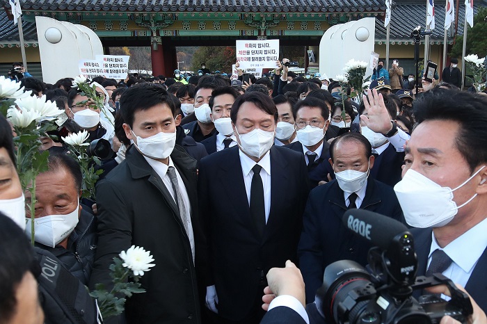 10일 광주 국립 5·18 민주묘지에서 윤석열 국민의힘 대선 후보가 방문했다. (사진/뉴시스)
