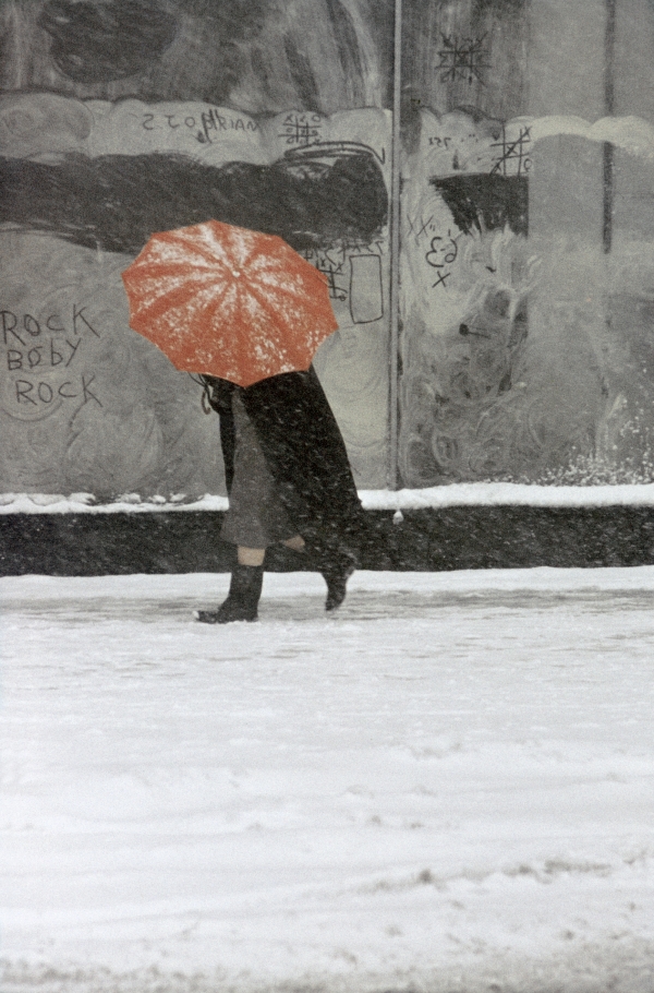 사울 레이터의 사진 Red Umbrella, c.1958. 피크릭, GLINT제공.