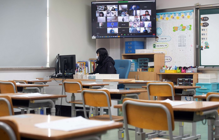 30일 오전 경기도 수원시 신영초등학교에서 열린 온라인 방학식에서 교사가 컴퓨터 화면을 통해 학생들과 이야기하고 있다. (사진/뉴시스)