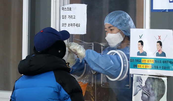 지난달 31일 서울 중구 서울역광장에 마련된 코로나19 임시선별검사소에서 한 시민이 검사를 받고 있다. (사진/뉴시스)