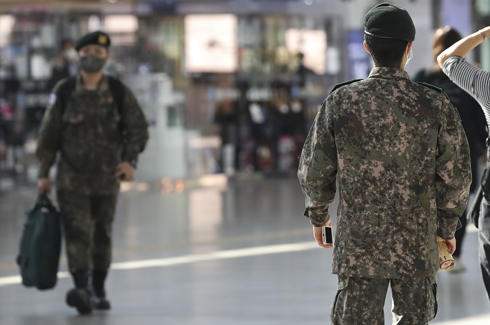 지난해 10월 서울 용산구 서울역에서 군인들이 이동하고 있다. (사진/뉴시스)