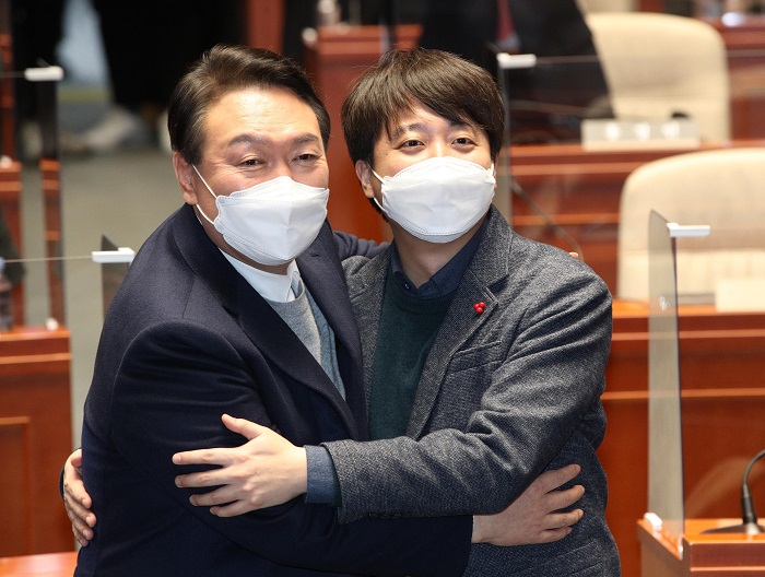 윤석열 국민의힘 대선 후보와 이준석 대표가 6일 오후 서울 여의도 국회에서 열린 의원총회에서 포옹하고 있다. (사진/뉴시스)