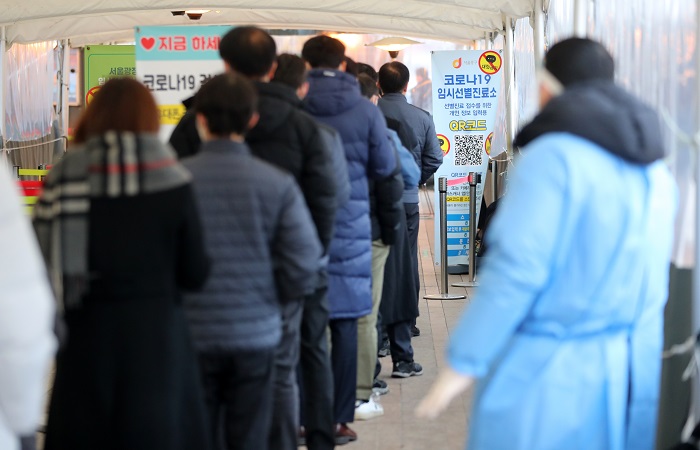 서울 중구 시청 앞 코로나19 임시선별진료소에서 시민들이 검사를 받기 위해 줄을 서고 있다. (사진/뉴시스)