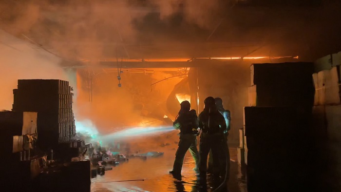 울산 남구 효성티앤씨 공장에서 화재가 발생해 소방대원들이 화재진압을 하고 있다. (사진/뉴시스)
