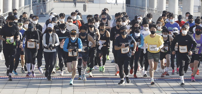 ▲지난 해 서울 송파구 올림픽공원 평화의문 앞에서 열린 2021 서울마라톤에서 마스크를 쓴 10km 참가자들이 힘차게 출발하고 있다. (사진/ 뉴시스)