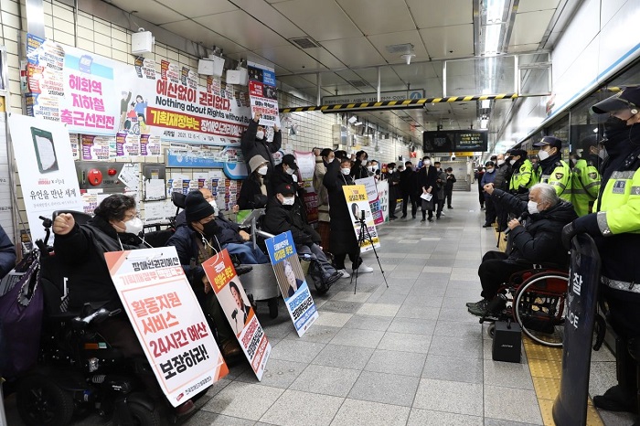 전장연의 이동권 시위가 39일째 된 지난달 27일 전장연 회원들이 지하철 역사 내에서 시위를 진행하고 있다. (사진/전국장애인차별철폐연대)