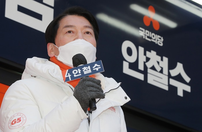 윤석열 후보와의 단일화 제안을 철회한 안철수 국민의당 대선 후보가 20일 서울 마포구 홍대거리에서 유세를 하며 지지를 호소했다. (사진/뉴시스)