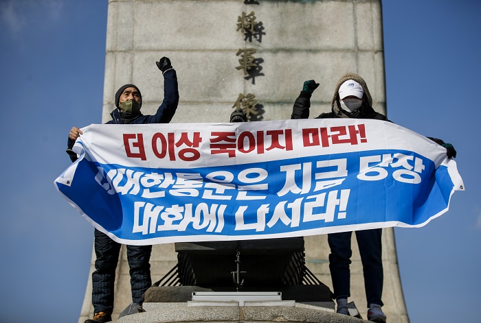 CJ대한통운 택배노동자들이 22일 오후 서울 종로구 이순신 동상 위에서 CJ대한통운에 대화를 촉구하며 기습시위를 하고 있다. (사진/뉴시스)