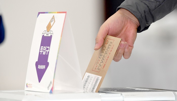 4일 오전 광주 북구 전남대학교에 설치된 '용봉동사전투표소'에서 유권자들이 20대 대통령 선거 사전투표를 하고 있다. (사진/뉴시스)