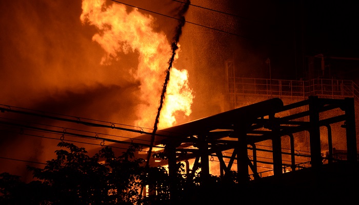 19일 울산 온산공단의 에쓰오일 공장에서 발새안 폭발 사고로 불길이 치솟는 모습. (사진/뉴시스)