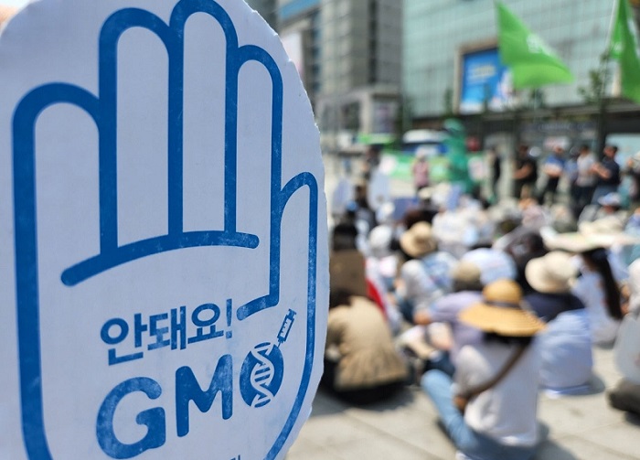 지난 21일 먹거리정의센터 등 먹거리 시민단체들의 몬산토-바이엘 GMO반대시민행진을 열고 새 정부와 국회에 GMO 반대 등을 전달했다. (사진/한국뉴스투데이)