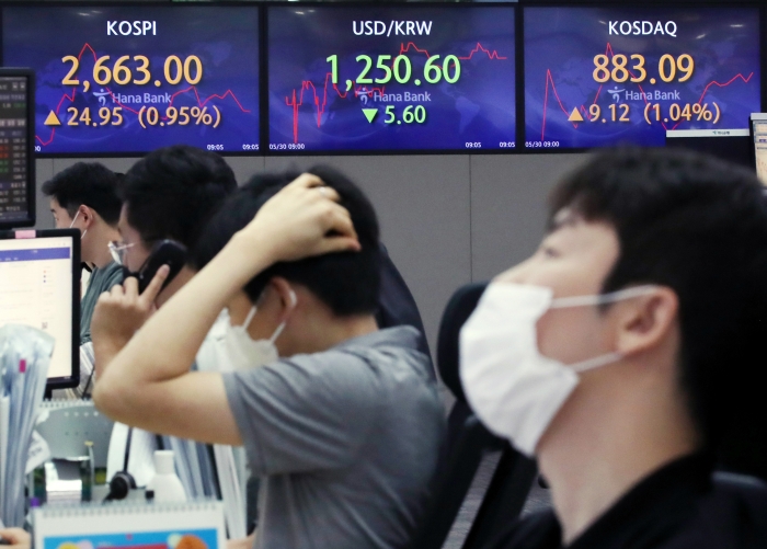 국내 증시 하락으로 국내 개인 투자자들의 투자금액이 크게 하락했다. 사진은 지난 5월 30일 서울 중구 하나은행 딜링룸.(사진/뉴시스)