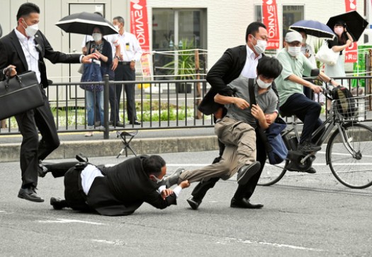 용의자 야마가미 데쓰야(41)가 아베 전 일본 총리 피격 이후 SP 등에 의해 제압되고 있다. (사진/아사히신문 홈페이지 캡처)