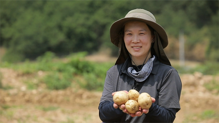 ▲김수진 농부가 수확한 감자를 들고 있다.