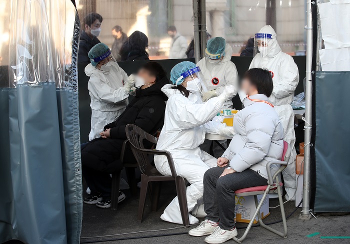 서울 중구 서울역에 마련된 임시선별검사소에서 시민들이 신속항원검사를 받고 있다. (사진/뉴시스)