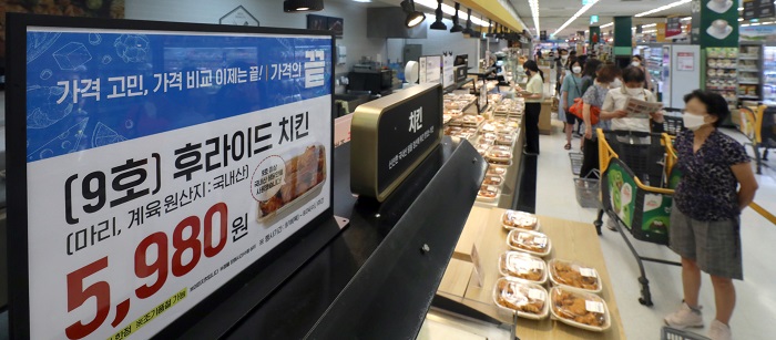 19일 오전 서울 성동구 이마트 성수점에서 1마리당 5980원에 판매되는 '후라이드 치킨(9호)'을 구매하기 위해 소비자들이 줄지어 기다리고 있다. (사진/뉴시스)