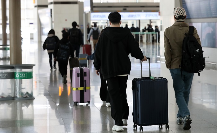 23일 0시 기준 코로나19 신규 확진자는 15만 명대를 기록했다. 사진은 인천국제공항 탑승객들의 모습. (사진/뉴시스)