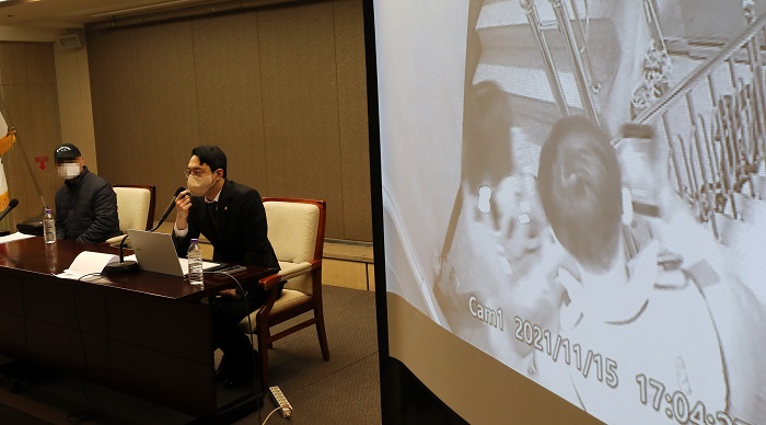 지난 4월 5일 진행된 기자회견에서 피해자와 피해자 대리인 김민호 VIP법률사무소 대표변호사가 CCTV 영상을 공개하며 그 내용을 소개하고 있다. CCTV 화면에는 당시 현장과 함께 두 경찰관의 모습이 담겨 있다. (사진/뉴시스)
