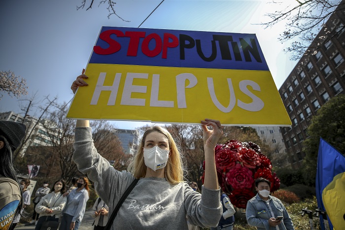 푸틴 러시아 대통령이 예비군 동원령을 발표해 전쟁이 확전 양상으로 갈 것이란 우려가 나왔다. 사진은 지난 4월 재한우크라이나인들이 러시아 규탄 및 전쟁 중단 촉구 집회에서 피켓을 들고 있다. (사진/뉴시스)