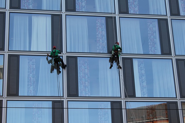 건물 외벽의 유리를 청소하던 한 50대 노동자가 8층 높이에서 추락해 숨졌다. 사진은 기사 내용과 무관. (사진/픽사베이)