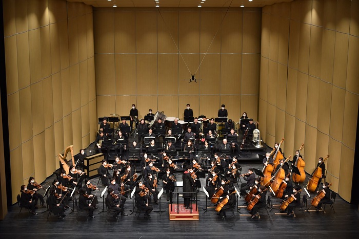 지난 10월 20일, 최재혁 지휘자가 대전시향과 함께 대전시립연정국악원에서 베토벤의 ‘운명 교향곡’을 지휘하고 있다.