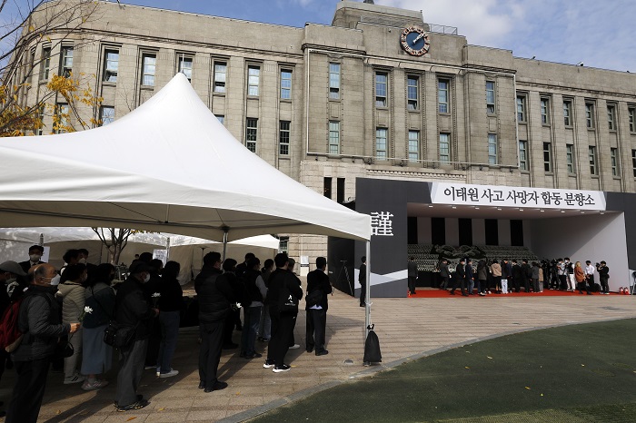31일 서울 중구 서울광장에 마련된 이태원 사고 사망자 합동 분향소에서 시민들이 조문하고 있다. (사진/뉴시스)